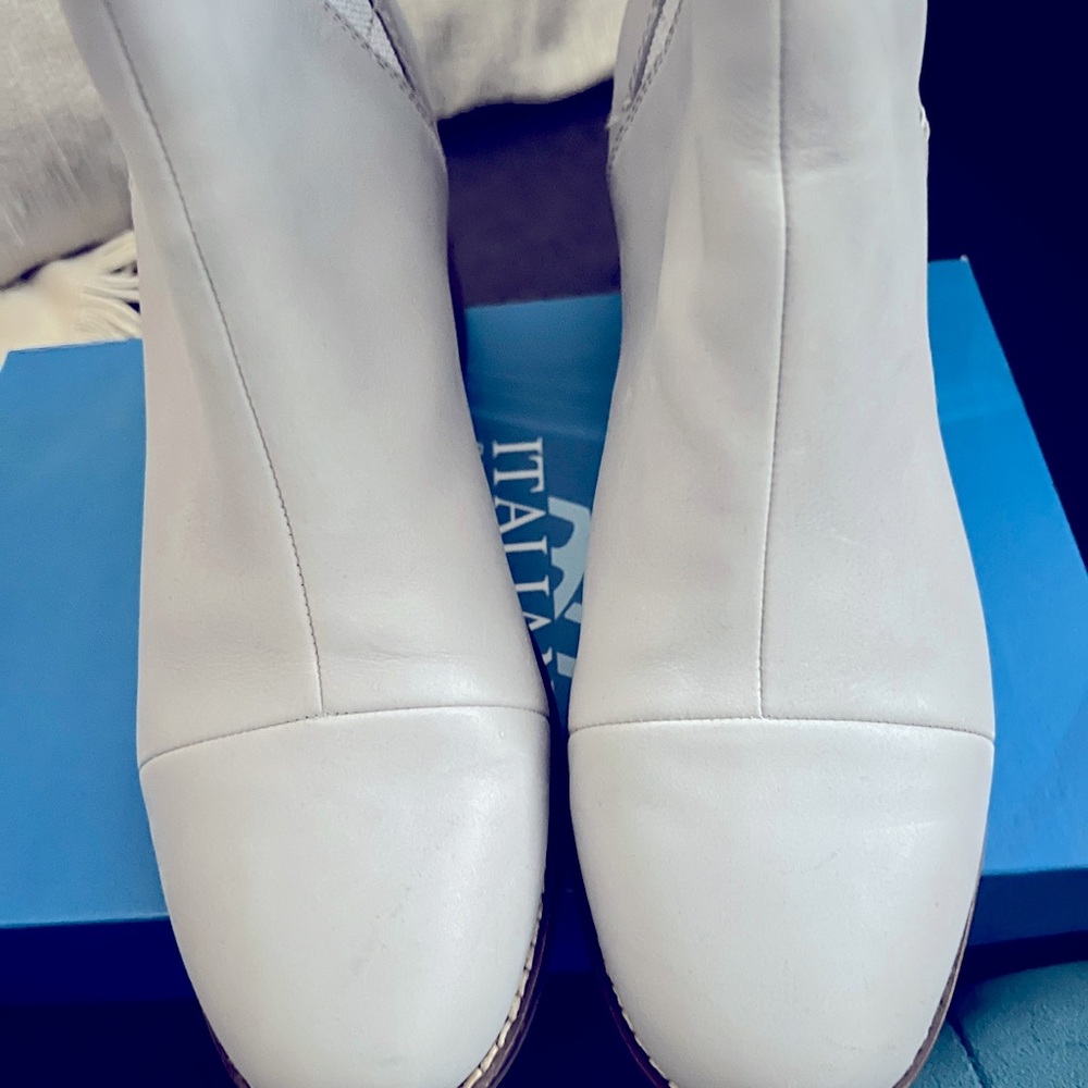 Tom’s soft Leather bootie/light grey with shimmer band. Gently used.